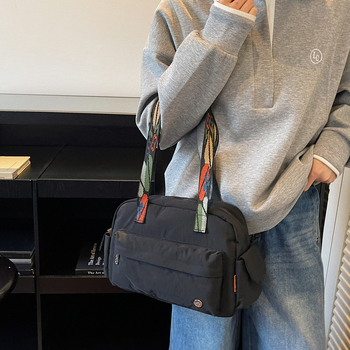 Ženska svakodnevna torba za gradski stil s velikim kapacitetom, materijal tkanina, horizontalni kvadratni oblik, zatvarač, unutarnji džepovi za telefon i dokumente, podstava od poliestera