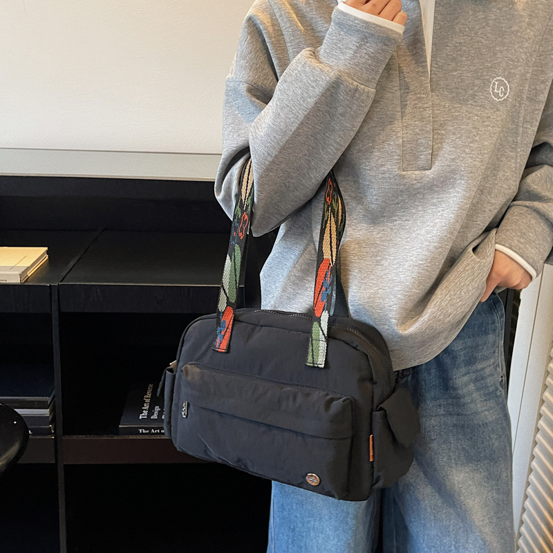 Ženska svakodnevna torba za gradski stil s velikim kapacitetom, materijal tkanina, horizontalni kvadratni oblik, zatvarač, unutarnji džepovi za telefon i dokumente, podstava od poliestera