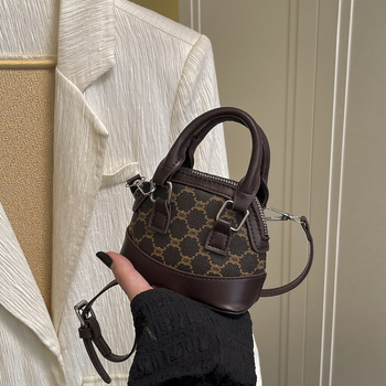 Crossbody torba s urbanim stilom, PU materijal, oblik školjke, zatvaranje na zip, poliester podstava