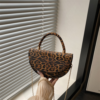 Ikarsh kabelka s leopardím vzorem, polkruhový tvar – PU koža, street style, zapínanie na klapku, jeseň 2025