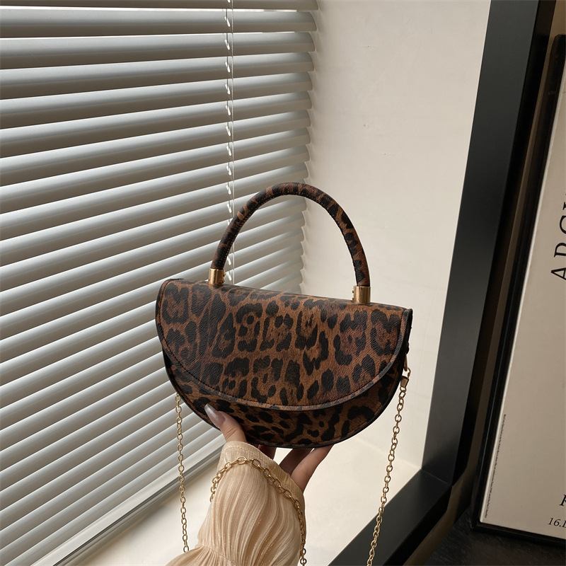 Ikarsh kabelka s leopardím vzorem, polkruhový tvar – PU koža, street style, zapínanie na klapku, jeseň 2025