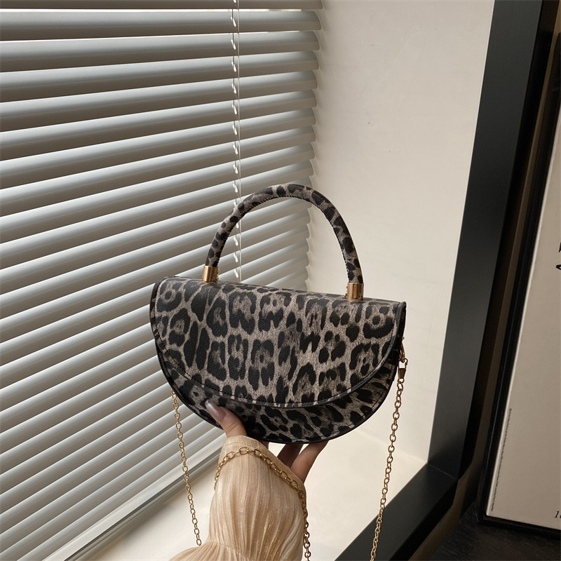 Ikarsh kabelka s leopardím vzorem, polkruhový tvar – PU koža, street style, zapínanie na klapku, jeseň 2025
