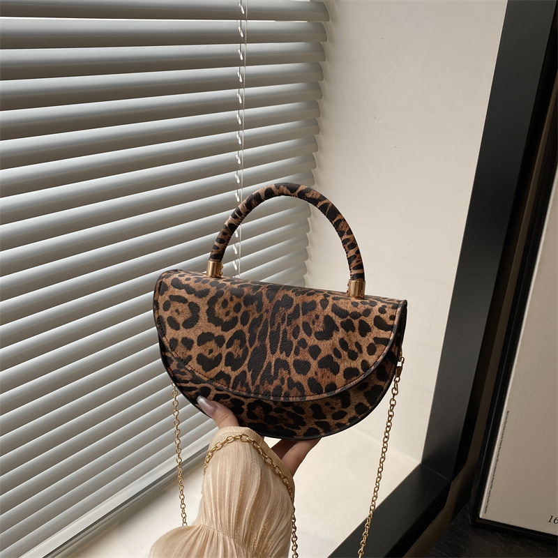Ikarsh kabelka s leopardím vzorem, polkruhový tvar – PU koža, street style, zapínanie na klapku, jeseň 2025