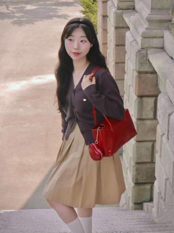 Mini štvorcová taška z PU - laminovaný vnútorný priestor so zipsom, zapínanie na zips, horizontálny štvorcový tvar, mestský minimalistický štýl