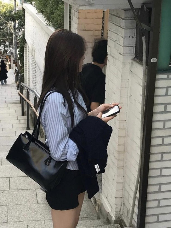 Mini štvorcová taška z PU - laminovaný vnútorný priestor so zipsom, zapínanie na zips, horizontálny štvorcový tvar, mestský minimalistický štýl