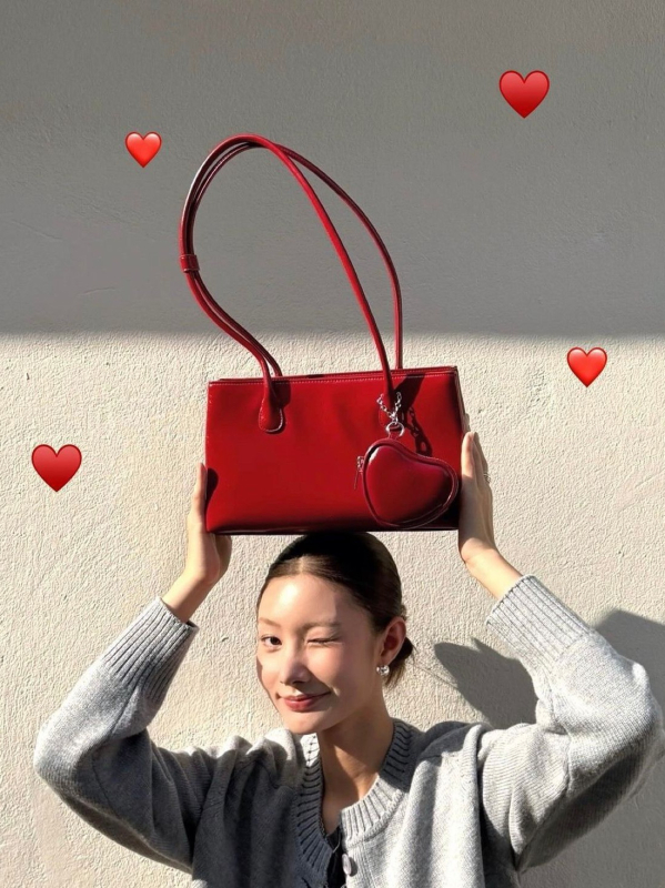 Mini štvorcová taška z PU - laminovaný vnútorný priestor so zipsom, zapínanie na zips, horizontálny štvorcový tvar, mestský minimalistický štýl