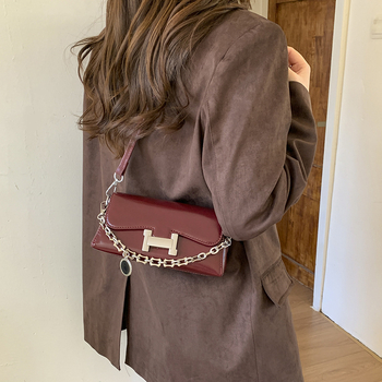 Crossbody torba, PU materijal, horizontalni kvadratni oblik, zatvaranje na preklop, džep sa zipom i džep za dokumente, podstava od poliestera
