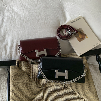 Crossbody torba, PU materijal, horizontalni kvadratni oblik, zatvaranje na preklop, džep sa zipom i džep za dokumente, podstava od poliestera
