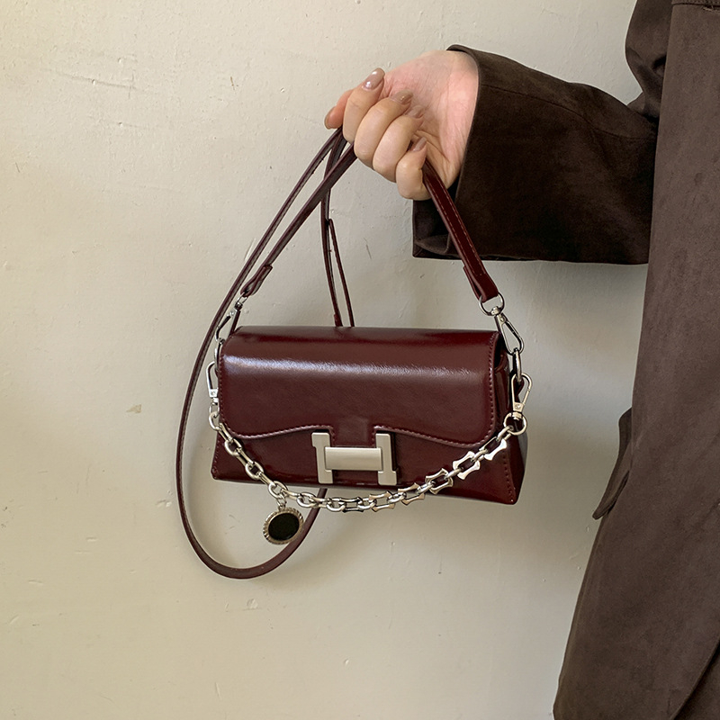 Crossbody torba, PU materijal, horizontalni kvadratni oblik, zatvaranje na preklop, džep sa zipom i džep za dokumente, podstava od poliestera
