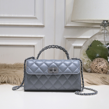 Crossbody taška, mestský jednoduchý štýl, hovädzia koža prvotriednej triedy, horizontálny štvorec tvar, zapínanie s klapkou, podšívka z syntetickej kože, vrecko na telefón