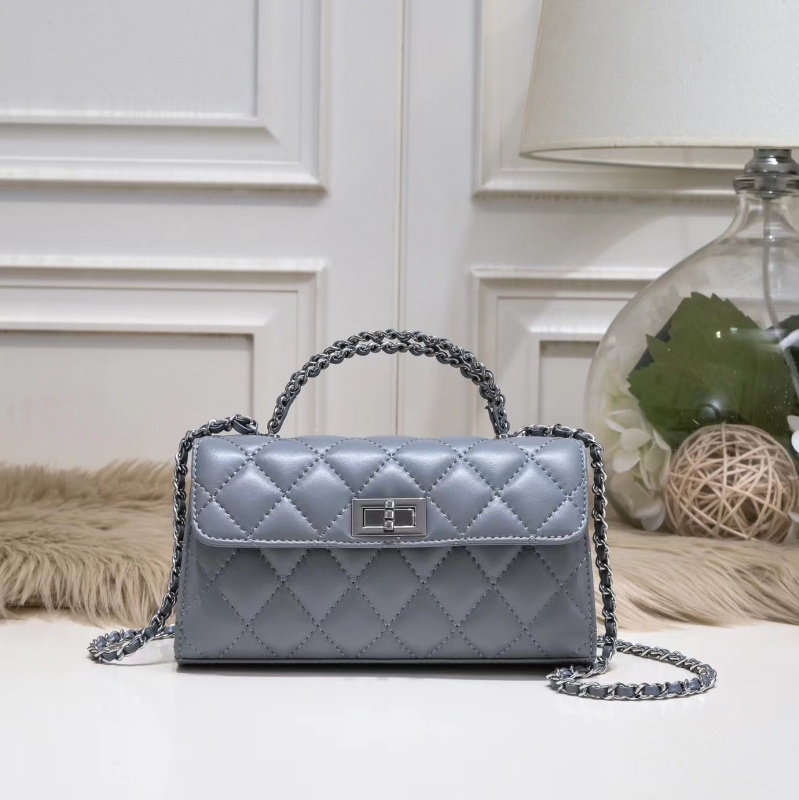 Crossbody taška, mestský jednoduchý štýl, hovädzia koža prvotriednej triedy, horizontálny štvorec tvar, zapínanie s klapkou, podšívka z syntetickej kože, vrecko na telefón