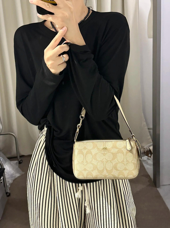 Nolita19 pečių crossbody rankinė — miesto paprastumas, PVC medžiaga, horizontali kvadrato formos, užtrauktukas užsegimas, vidinės kišenės telefonui ir identifikacinei kortelei, poliesterio pamušalas