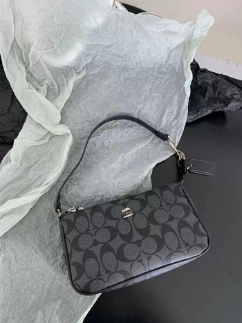 Nolita19 pečių crossbody rankinė — miesto paprastumas, PVC medžiaga, horizontali kvadrato formos, užtrauktukas užsegimas, vidinės kišenės telefonui ir identifikacinei kortelei, poliesterio pamušalas