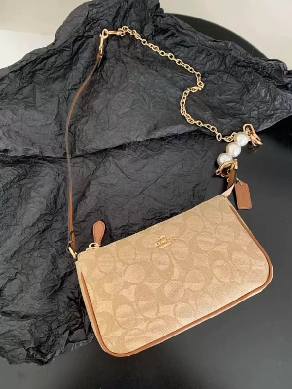 Nolita19 pečių crossbody rankinė — miesto paprastumas, PVC medžiaga, horizontali kvadrato formos, užtrauktukas užsegimas, vidinės kišenės telefonui ir identifikacinei kortelei, poliesterio pamušalas