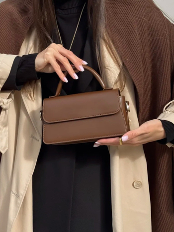PU crossbody torba, horizontálnog kvadratnog oblika, unutarnji džepovi za telefon i dokumente, magnetsko zatvaranje, urbani minimalistički stil.