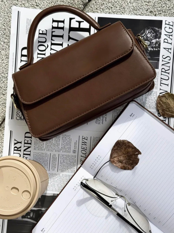PU crossbody torba, horizontálnog kvadratnog oblika, unutarnji džepovi za telefon i dokumente, magnetsko zatvaranje, urbani minimalistički stil.