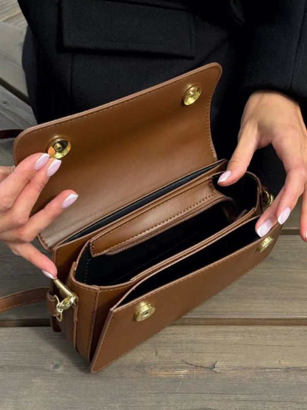 PU crossbody torba, horizontálnog kvadratnog oblika, unutarnji džepovi za telefon i dokumente, magnetsko zatvaranje, urbani minimalistički stil.