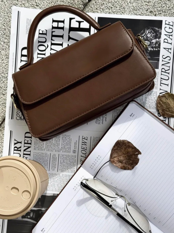 PU crossbody torba, horizontálnog kvadratnog oblika, unutarnji džepovi za telefon i dokumente, magnetsko zatvaranje, urbani minimalistički stil.