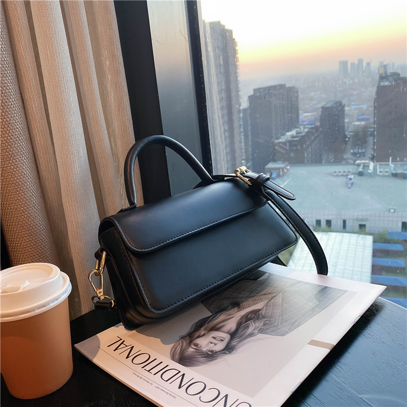 PU crossbody torba, horizontálnog kvadratnog oblika, unutarnji džepovi za telefon i dokumente, magnetsko zatvaranje, urbani minimalistički stil.