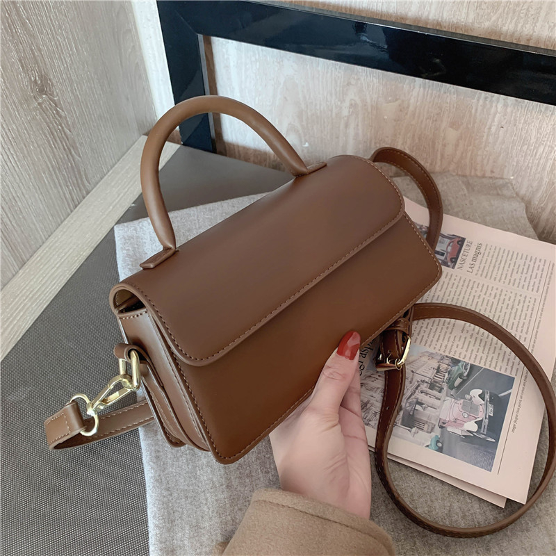 PU crossbody torba, horizontálnog kvadratnog oblika, unutarnji džepovi za telefon i dokumente, magnetsko zatvaranje, urbani minimalistički stil.