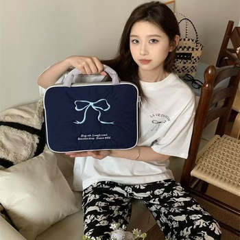 Τσαντάκι για tablet από υπερ-ελαφρύ νάιλον με γεωμετρικό σχέδιο και επένδυση πολυεστέρα (Καλοκαίρι 2024)