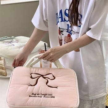 Τσαντάκι για tablet από υπερ-ελαφρύ νάιλον με γεωμετρικό σχέδιο και επένδυση πολυεστέρα (Καλοκαίρι 2024)