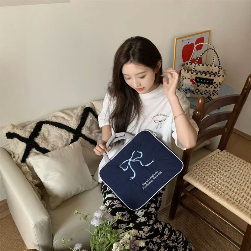 Τσαντάκι για tablet από υπερ-ελαφρύ νάιλον με γεωμετρικό σχέδιο και επένδυση πολυεστέρα (Καλοκαίρι 2024)