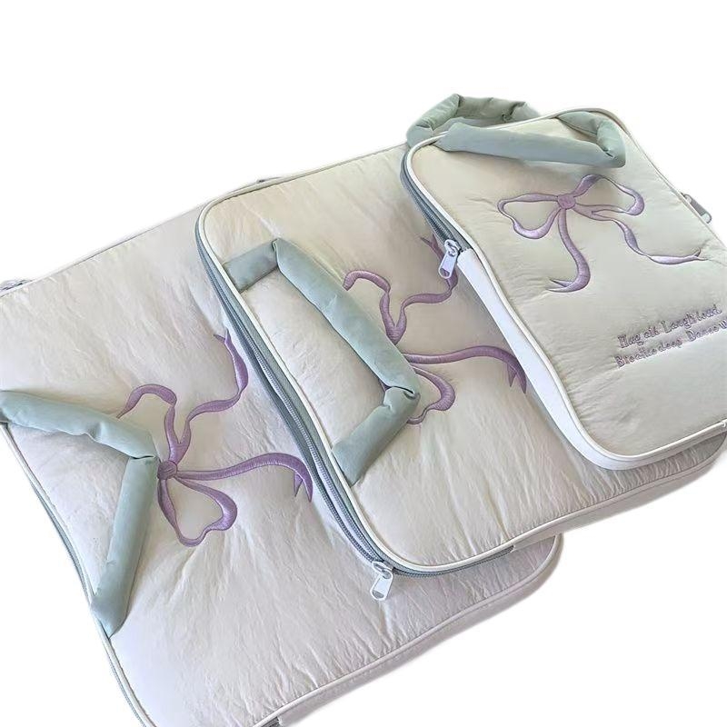 Τσαντάκι για tablet από υπερ-ελαφρύ νάιλον με γεωμετρικό σχέδιο και επένδυση πολυεστέρα (Καλοκαίρι 2024)