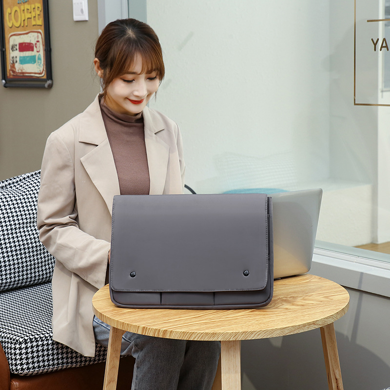 Aizsargājošs maciņš iPadam un portatīvajam datoram, kluč stilā, ārējais materiāls – neilona kompozīts, snap aizvērums, iekšējās kabatas telefonam, ID un datoram, samta oderējums, biznesa stils