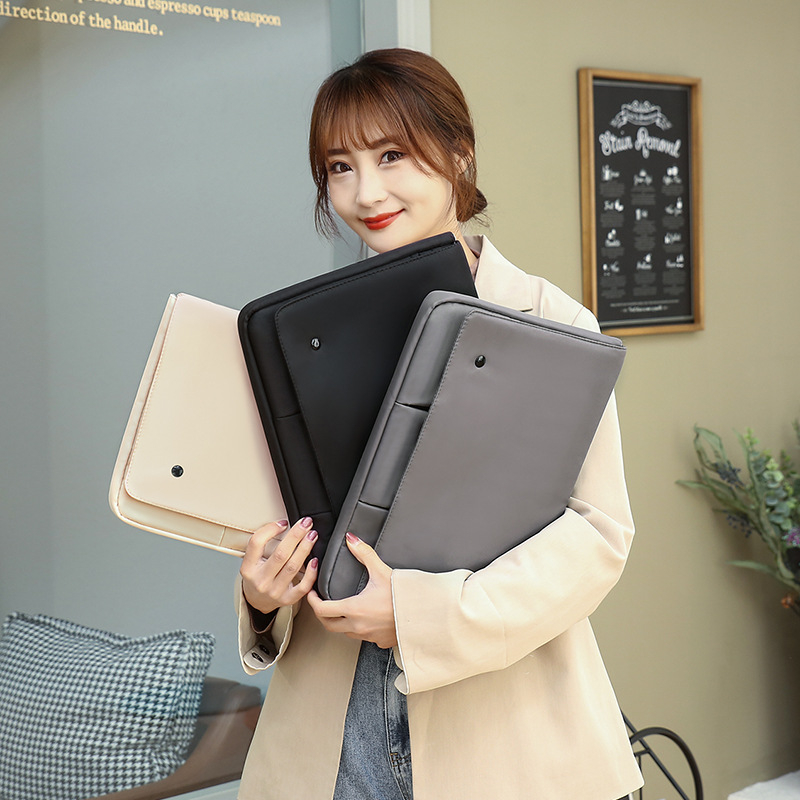 Aizsargājošs maciņš iPadam un portatīvajam datoram, kluč stilā, ārējais materiāls – neilona kompozīts, snap aizvērums, iekšējās kabatas telefonam, ID un datoram, samta oderējums, biznesa stils