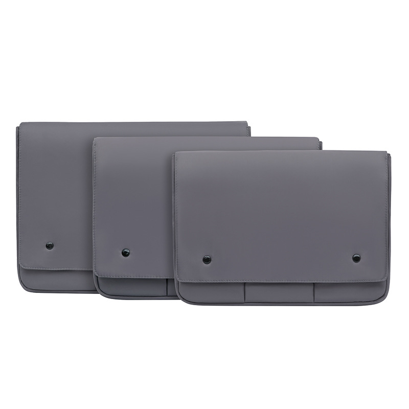 Aizsargājošs maciņš iPadam un portatīvajam datoram, kluč stilā, ārējais materiāls – neilona kompozīts, snap aizvērums, iekšējās kabatas telefonam, ID un datoram, samta oderējums, biznesa stils