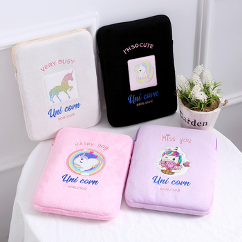 Plūšaina tablešu soma ar vienradziņu, rāvējslēdzējs, oderējums, iekšējais nodalījums portatīvajam datoram, salds karikatūras stils