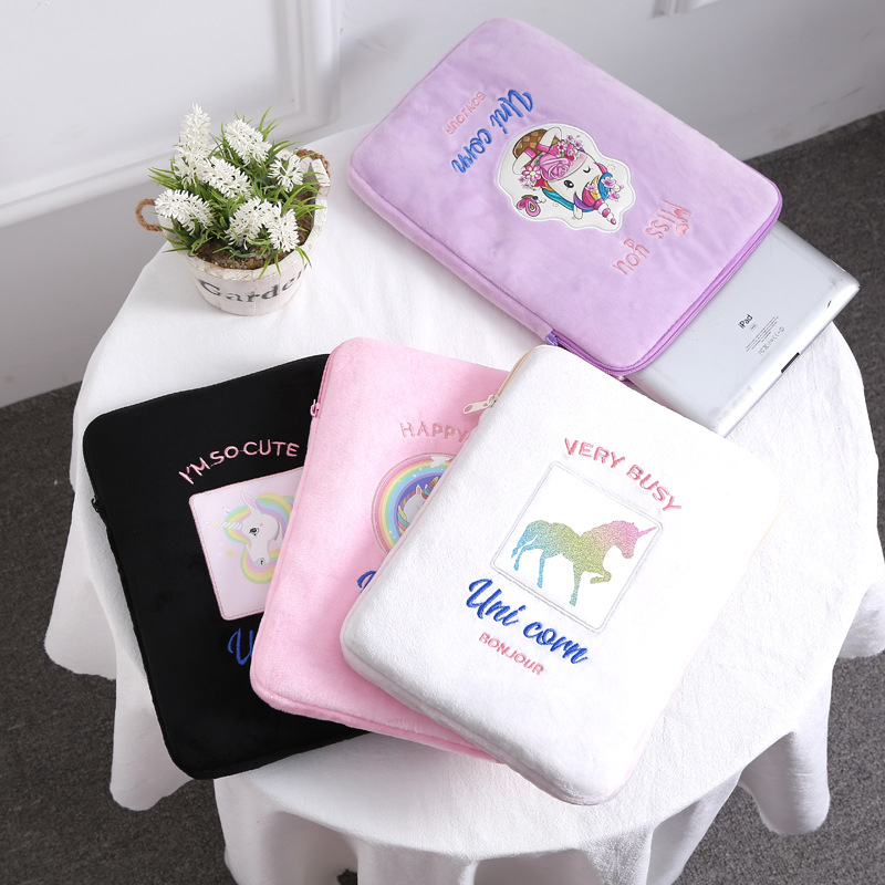 Plūšaina tablešu soma ar vienradziņu, rāvējslēdzējs, oderējums, iekšējais nodalījums portatīvajam datoram, salds karikatūras stils