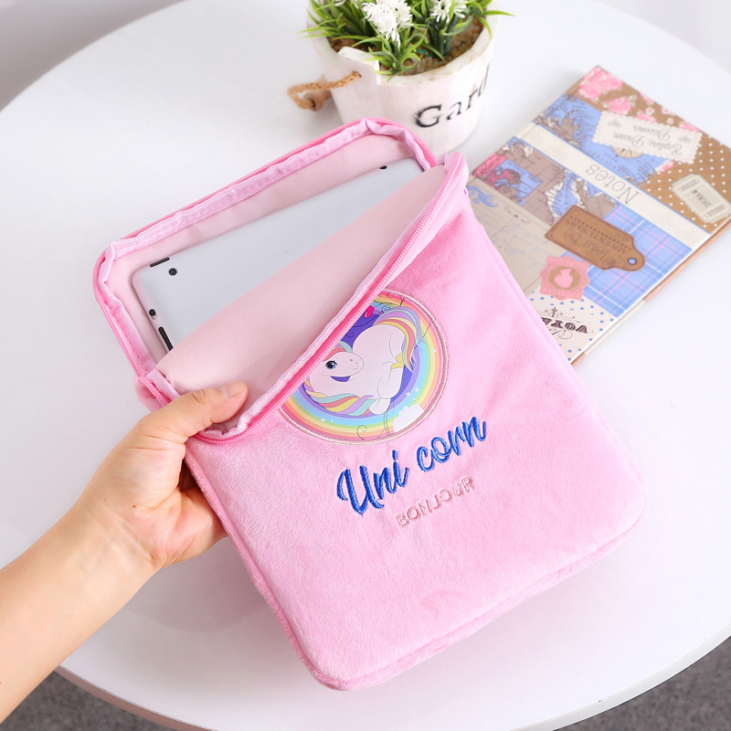 Plūšaina tablešu soma ar vienradziņu, rāvējslēdzējs, oderējums, iekšējais nodalījums portatīvajam datoram, salds karikatūras stils