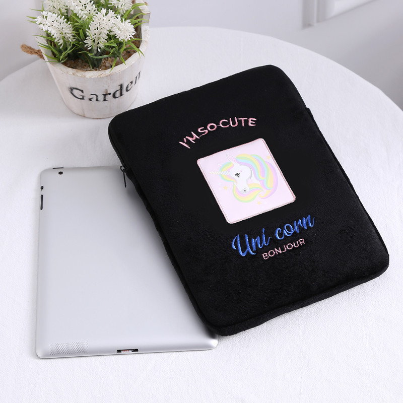 Plūšaina tablešu soma ar vienradziņu, rāvējslēdzējs, oderējums, iekšējais nodalījums portatīvajam datoram, salds karikatūras stils