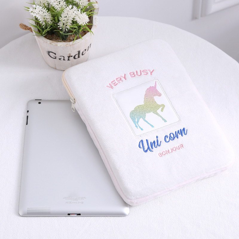 Plūšaina tablešu soma ar vienradziņu, rāvējslēdzējs, oderējums, iekšējais nodalījums portatīvajam datoram, salds karikatūras stils