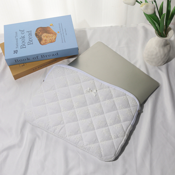 Tablet- és laptopvédő tok hímzett csipke masnival, pamut külső, lélegző, könnyű, ütésálló, bélés poliészter-pamut