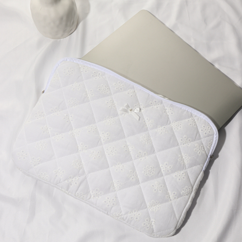 Tablet- és laptopvédő tok hímzett csipke masnival, pamut külső, lélegző, könnyű, ütésálló, bélés poliészter-pamut