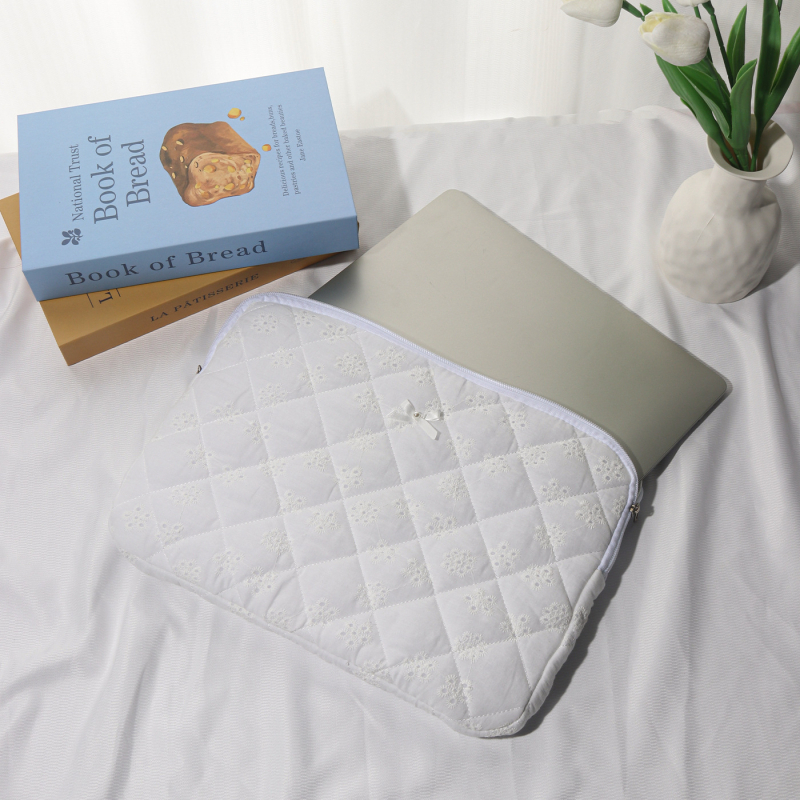 Tablet- és laptopvédő tok hímzett csipke masnival, pamut külső, lélegző, könnyű, ütésálló, bélés poliészter-pamut