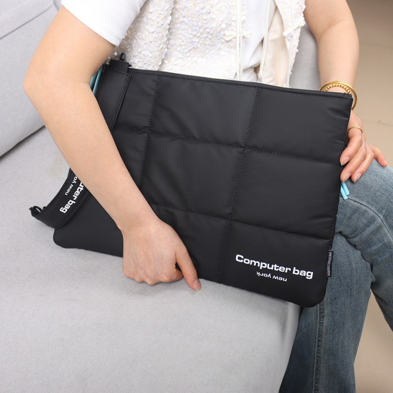 Taška na notebook a tablet — PVC vonkajšia časť, nepremokavá, geometrický vzor, podšívka z polyesteru, minimalistický a luxusný štýl