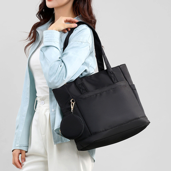 Tote kuprinė nešiojamam kompiuteriui - nailonas, atspari vandeniui ir smūgiams, vidinės kišenės nešiojamam kompiuteriui ir telefonui, užtrauktuko kišenė, poliesterio padas, dviguba pečių juosta