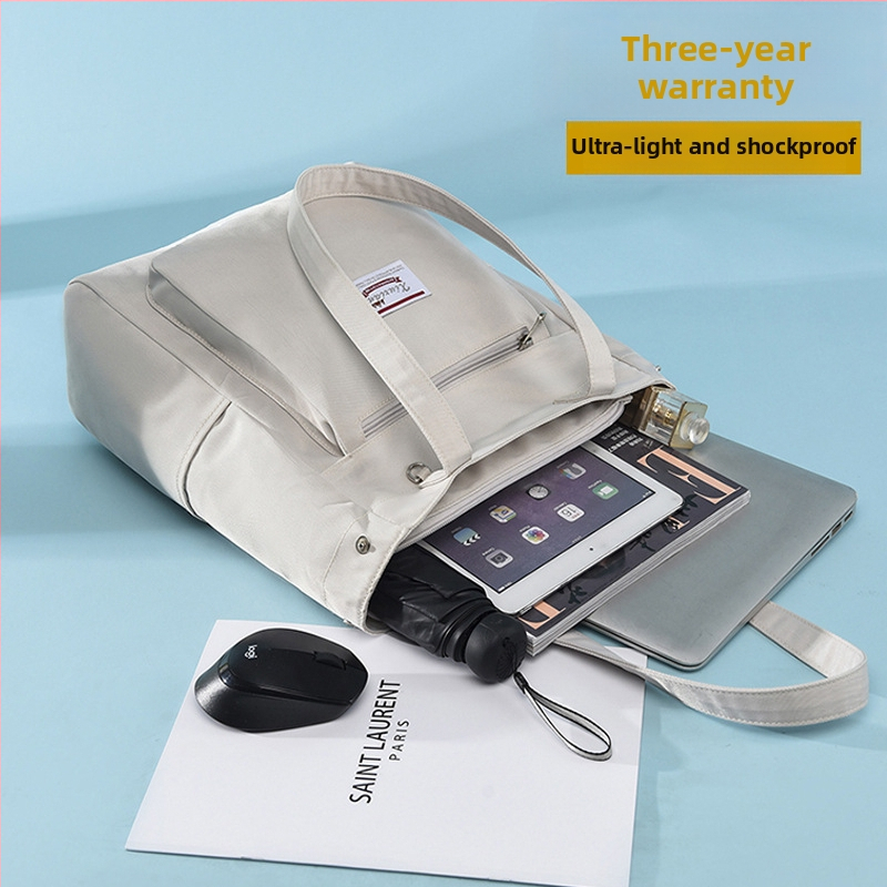 Tote soma portatīvajam datoram – neilons, ūdensizturīga un pretestība pret triecieniem, iekšējie nodalījumi portatīvajam datoram un tālrunim, rāvējslēdzēja kabata, poliestera oderējums, dubultā plecu siksna