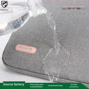 Obal na notebook s mäkkým uchom, polyester, zapínanie na zips, vodeodolný a odolný voči opotrebeniu, proti nárazom, vnútorná tmavá mriežková podšívka, pre obchodné cesty.