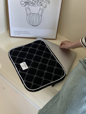 Tablet liner torbica s izvezenim leptirima, vanjska od najlona, unutarnja od poliestera, unisex, proljeće 2024