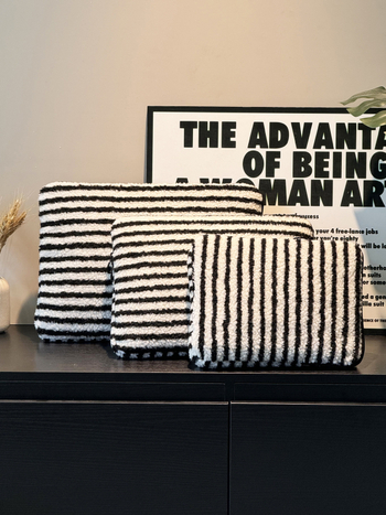 Kézben hordható laptop táska lopás elleni védelemmel, bővíthető kialakítás, nylon külső, csíkos minta, poliészter bélés