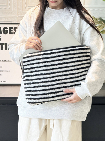 Kézben hordható laptop táska lopás elleni védelemmel, bővíthető kialakítás, nylon külső, csíkos minta, poliészter bélés