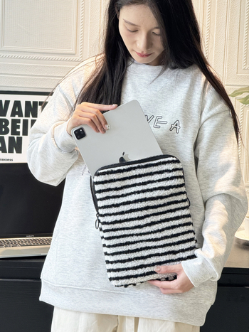 Kézben hordható laptop táska lopás elleni védelemmel, bővíthető kialakítás, nylon külső, csíkos minta, poliészter bélés