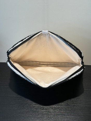 Kézben hordható laptop táska lopás elleni védelemmel, bővíthető kialakítás, nylon külső, csíkos minta, poliészter bélés