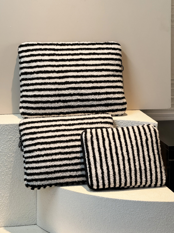 Kézben hordható laptop táska lopás elleni védelemmel, bővíthető kialakítás, nylon külső, csíkos minta, poliészter bélés