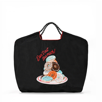 Nylonová taška na nákupy s vyšitém motívom donuts, otváranie šnúrkou, vnútorná zipsová kapsa, anime vzor, vodorovný štvorcový tvar